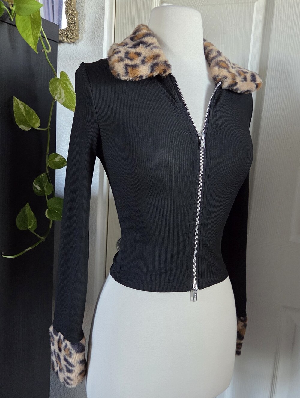 black leopard print crop top long sleeve fuzzy faux fur trim size XS unbranded